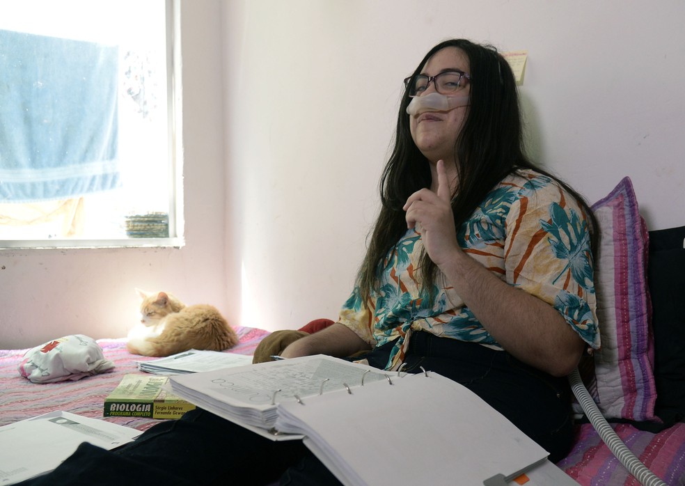 Melissa passa grande parte de seus dias estudando, acompanhada da sua gata — Foto: André Durão