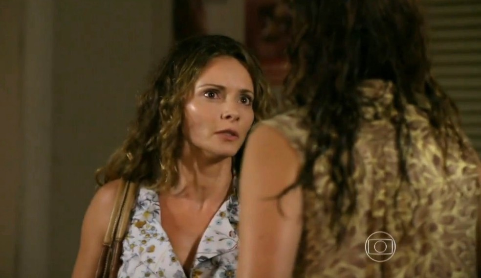 Doralice (Rita Guedes) fica furiosa ao descobrir que Natália (Daniela Escobar) bateu em Juliano (Bruno Gissoni) - 'Flor do Caribe' — Foto: Globo