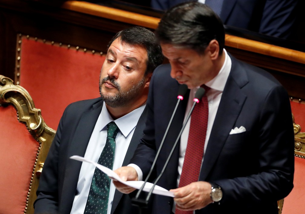 Matteo Salvini ao lado de Guiseppe Conte, que lÃª seu discurso no Parlamento italiano, em Roma â Foto: Yara Nardi/Reuters