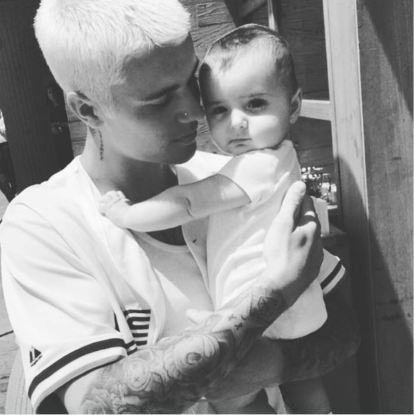 Justin Bieber e o bebê que ele disse ser sua filha (Foto: Instagram)