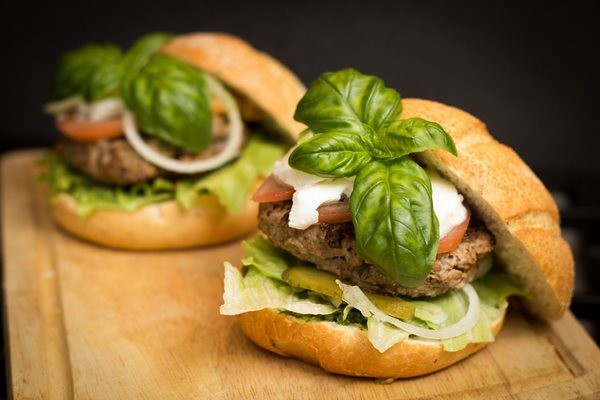 Hambúrguer de carne, abobrinha e cenoura (Foto: Reprodução)