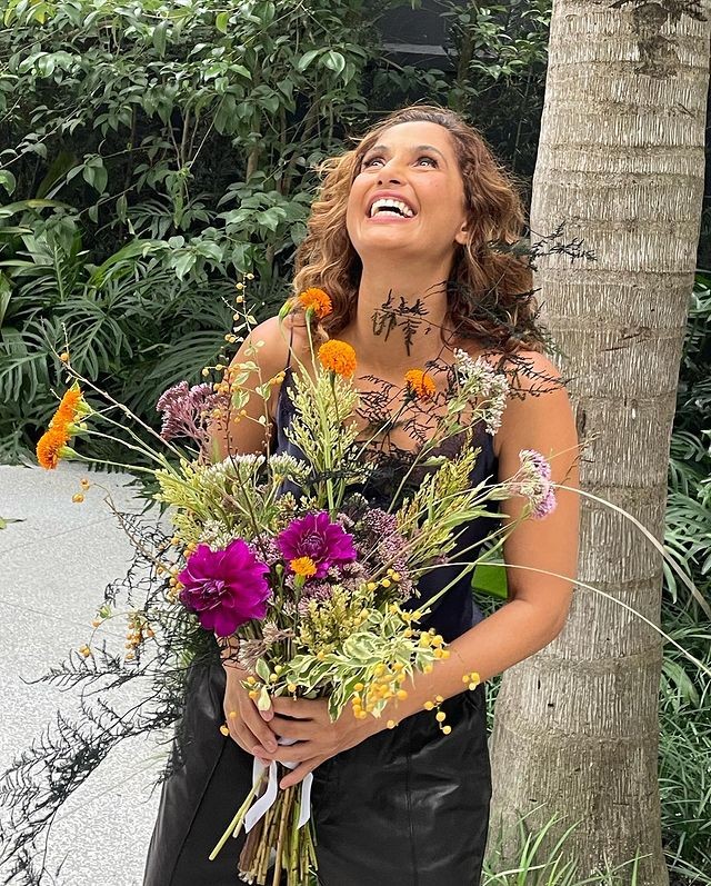 Camila Pitanga ganha flores de Patrick Pessoa em comemoração aos dez meses de namoro (Foto: Reprodução / Instagram)