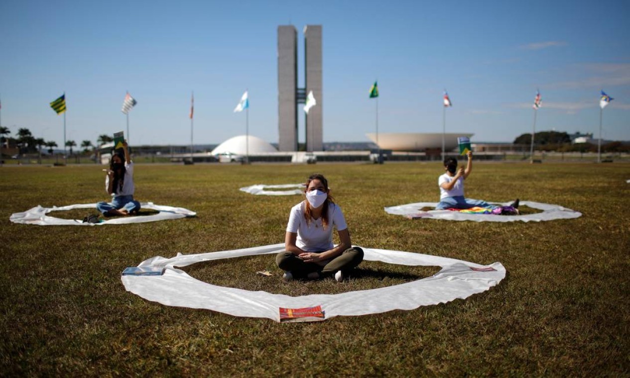 Manifestantes participam de um protesto contra o presidente Jair Bolsonaro, enquanto mantêm distância social em frente ao Congresso Nacional, em Brasília — Foto: ADRIANO MACHADO / REUTERS