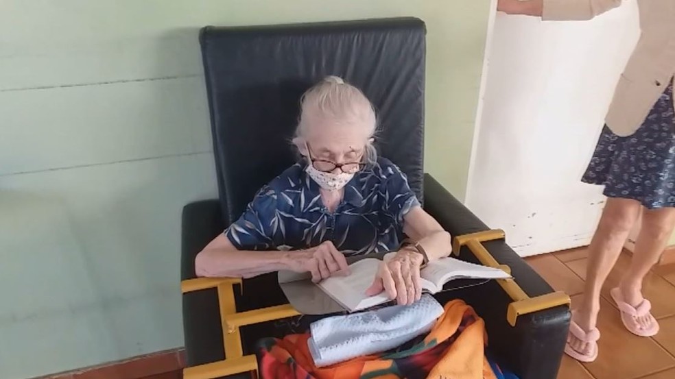 Maria Helena, de 95 anos, venceu a Covid-19 em Ribeir&atilde;o Preto (SP) &mdash; Foto: Reprodu&ccedil;&atilde;o / EPTV