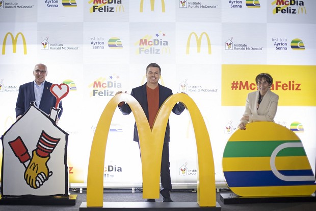 Da esquerda para a direita: Francisco Neves, Superintendente do Instituto Ronald McDonald, Paulo Camargo, Presidente do McDonald's no Brasil, e Viviane Senna, Presidente do Instituto Ayrton Senna (Foto: Divulgação)
