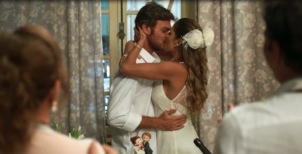 Karola e Beto se casam em cerimônia íntima (Foto: TV Globo)