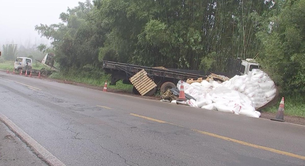 Parte da carga do caminhão ficou espalhada no acostamento em Itapetininga (Foto: Reprodução/TV TEM)