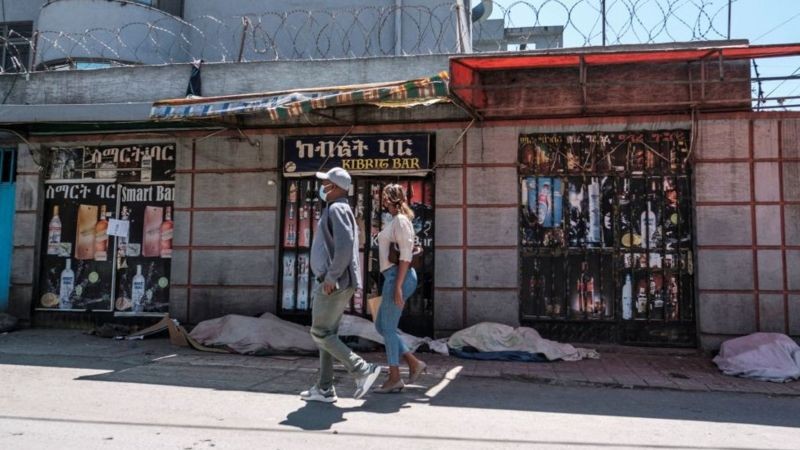 Algumas lojas e locais de propriedade da Tigrayans em Addis Ababa fecharam as portas (Foto: AFP via BBC News)