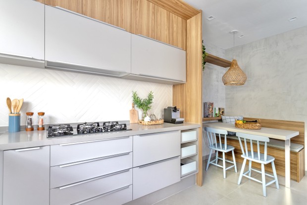 Décor do dia: copa integrada à cozinha tem painel ripado e clima acolhedor (Foto: Gustavo Bresciani)