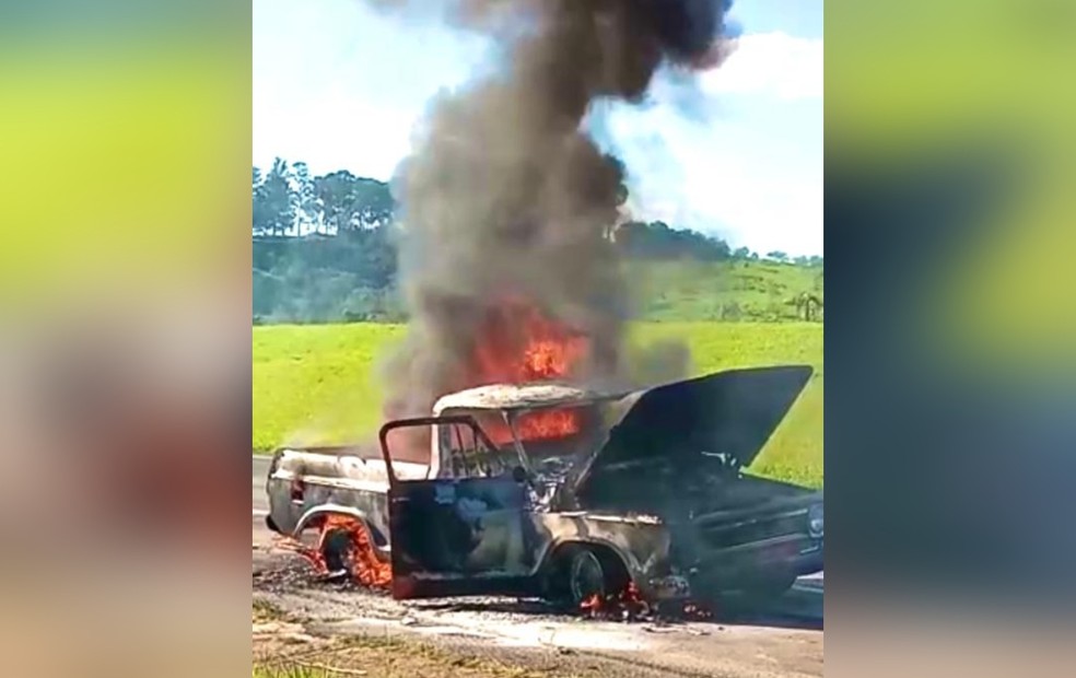 Caminhonete fica destruída ao pegar fogo na SP-280 em Porangaba  — Foto: Arquivo Pessoal 