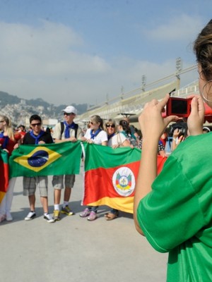 Peregrinos vão até o sambódromo, no centro do Rio, para a Jornada Mundial da Juventude (JMJ) (Foto: Tânia Rêgo / ABr)