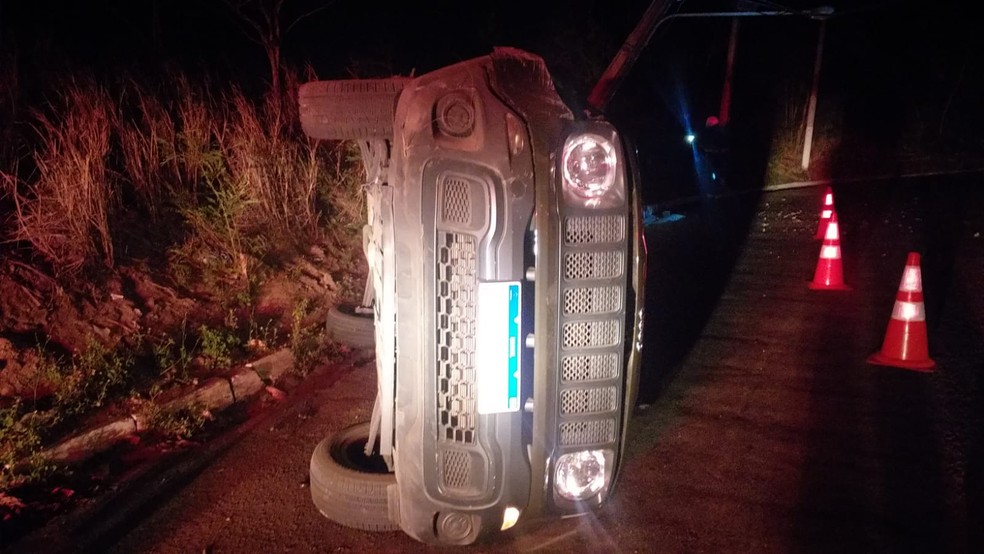 Carro capotou de madrugada na Avenida Xavantes, em Natal &mdash; Foto: Cedida