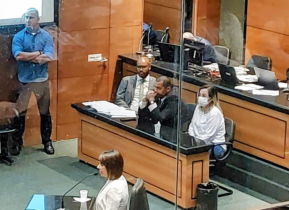 Cíntia Mariano (de máscara) é acusada de ter matado a enteada Fernanda Cabral (Imagem de arquivo) — Foto: Raoni Alves \ g1 Rio