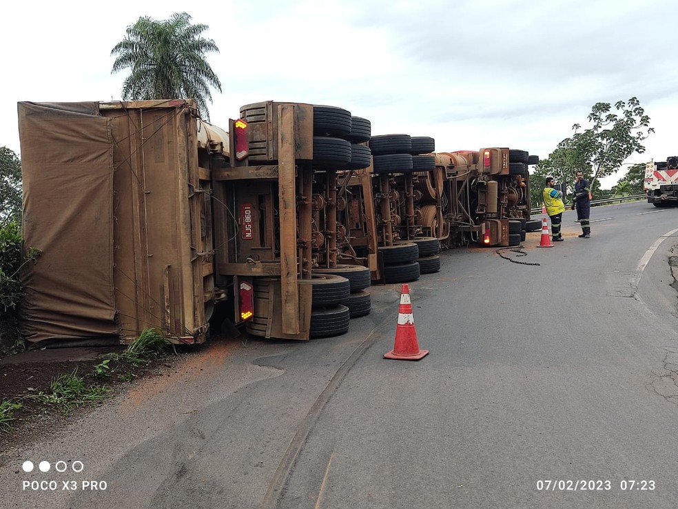 Local foi sinalizado e tráfego segue normalmente em Iacri  — Foto: João Trentini / Divulgação 