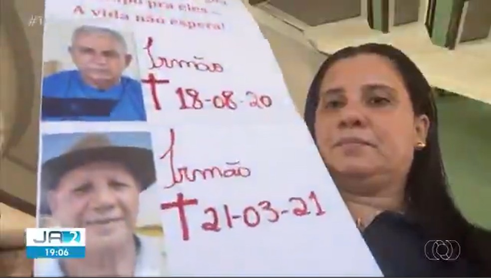 Comerciante mostra irmãos que perdeu para o coronavírus — Foto: Reprodução/TV Anhanguera