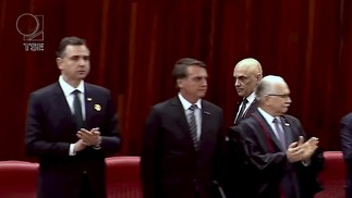 O presidente Jair Bolsonaro durante a posse de Moraes como presidente do TSE — Foto: Reprodução