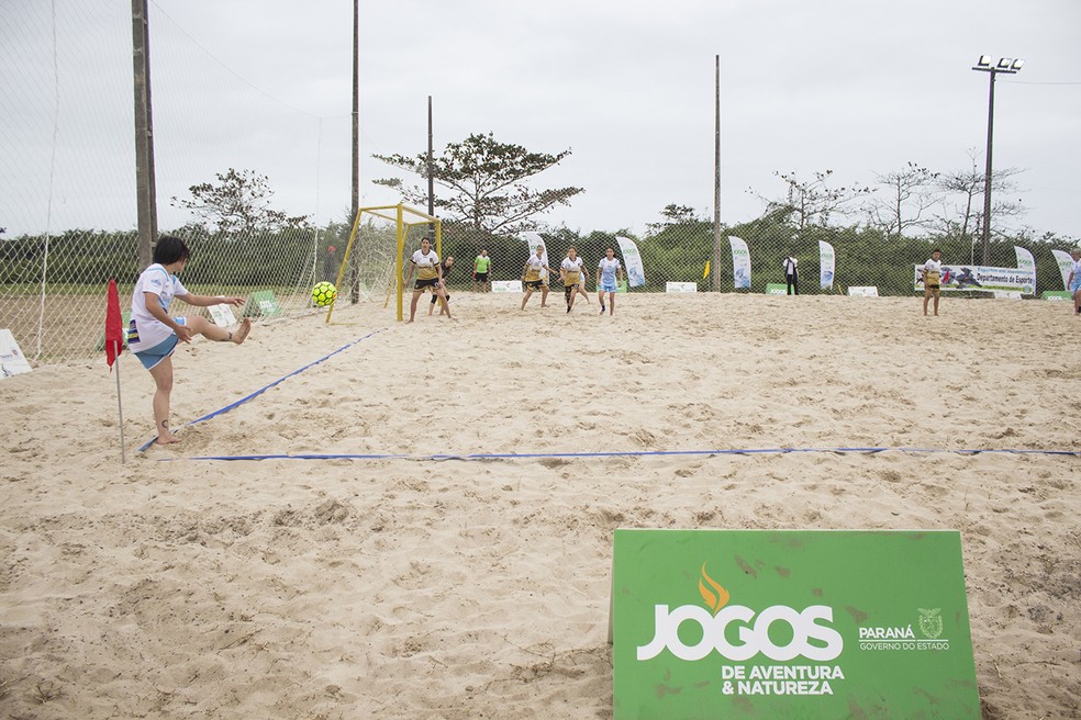 Jogo de Beach Soccer feminino em Matinhos. — Foto: Marcio Kubo