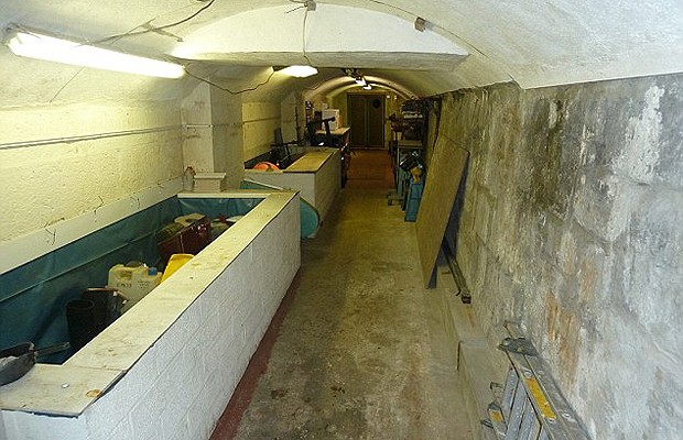 Prisão subterrânea foi usada nas Guerras Napoleônicas e na Segunda Guerra Mundial, mas depois virou estoque de equipamentos de pesca (Foto: Divulgação/Bradley Estate Agents )