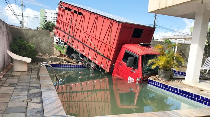 Caminhao Transportando Jumento Cai Dentro De Piscina Apos Invadir Casa Em Joao Pessoa Paraiba G1