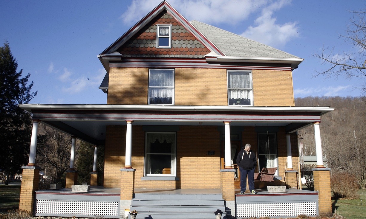 Nada de assombrada: essa casa do século 19 fica em uma cidade pacífica próxima à Pensilvânia  (Foto: Keith Srakocic/AP via The Guardian)