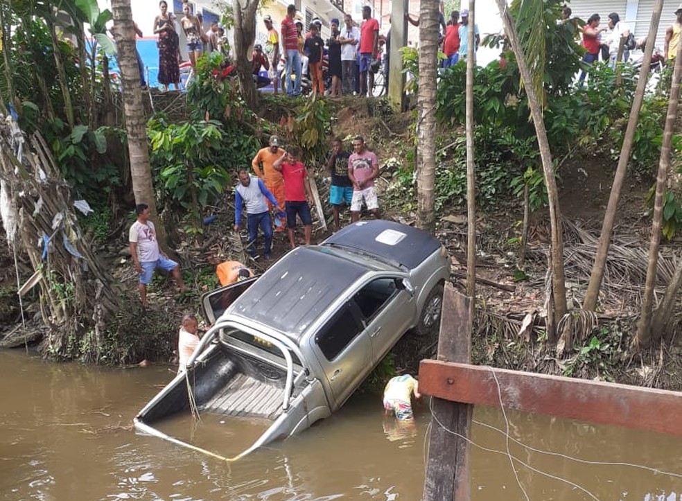 Homem morreu após caminhonete desengrenar em ladeira e cair em rio na cidade de Gandu, no sul da Bahia — Foto: Redes Sociais
