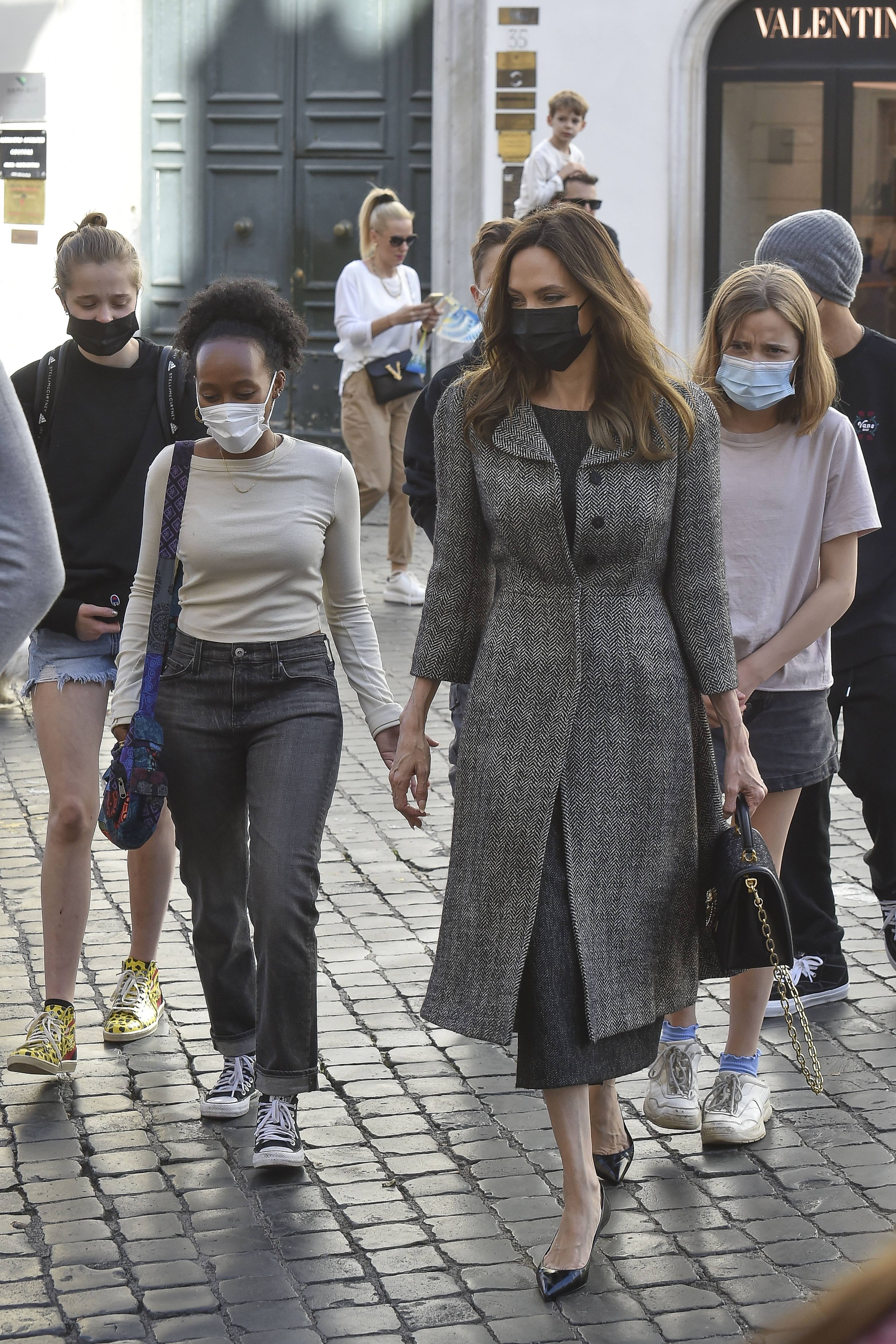 Angelina Jolie passeia com os filhos por Roma (Foto: Getty Images)