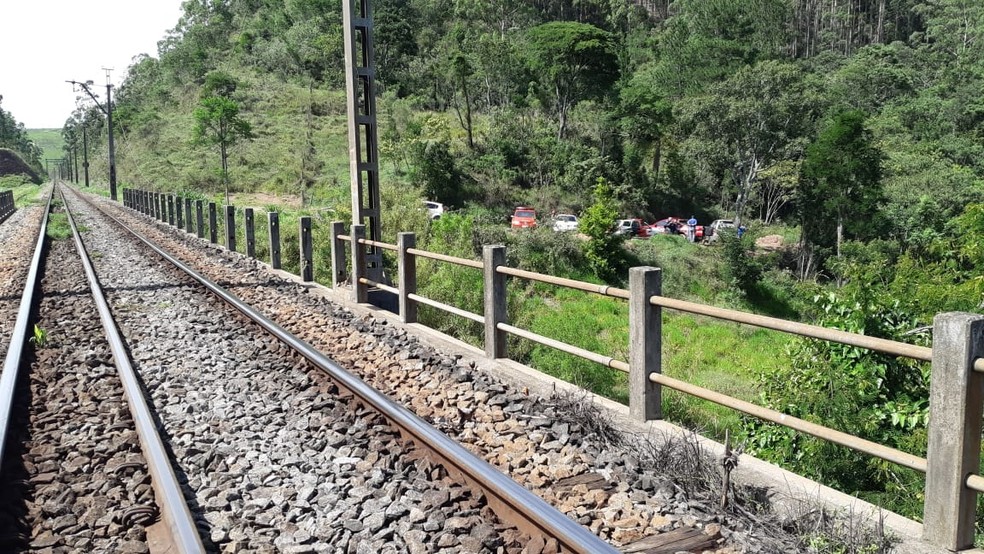 De acordo com a polícia, a vítima estava parcialmente em um córrego — Foto: São Roque Notícias