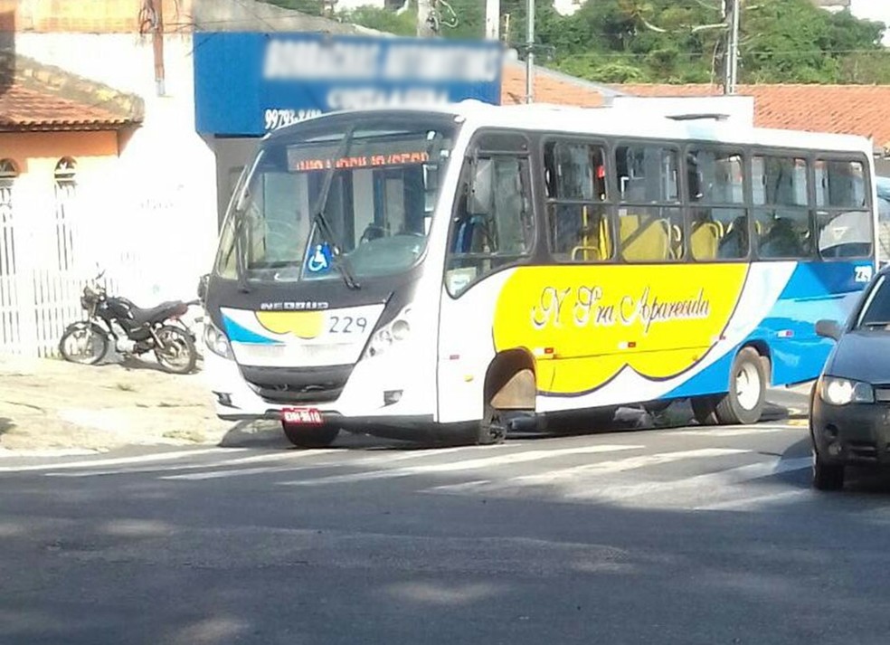 Ônibus transportava passageiros quando perdeu a roda em Itapetininga (Foto: Arquivo Pessoal)