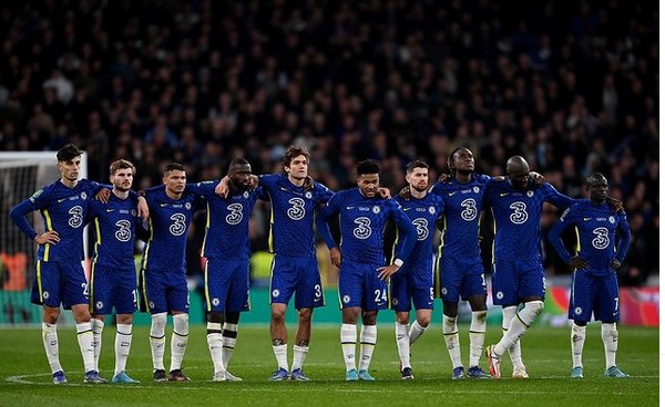Os jogadores do Chelsea reunidos durante disputa de pênaltis contra o Liverpool pela Copa da Liga Inglesa (Foto: Instagram)