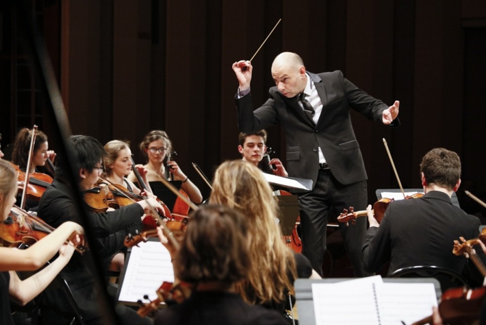 Maestro Claude Brendel em apresentação — Foto: Divulgação