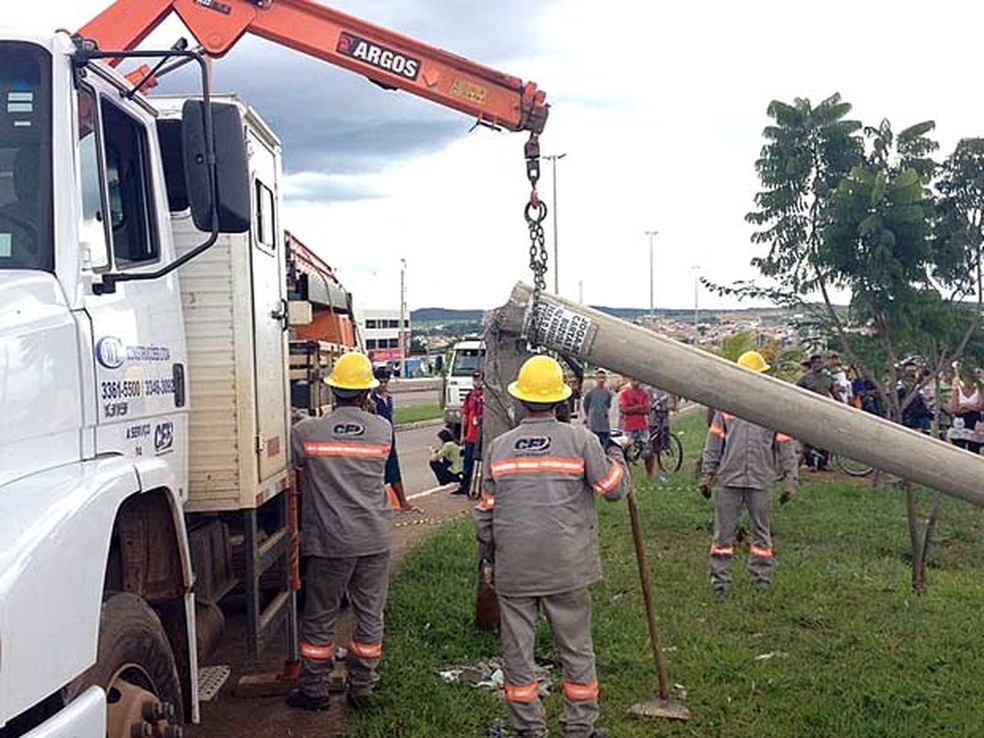 Técnicos da CEB removem poste de energia quebrado ao ser atingido por caminhão desgovernado em São Sebastião, no DF — Foto: Lucas Salomão/G1