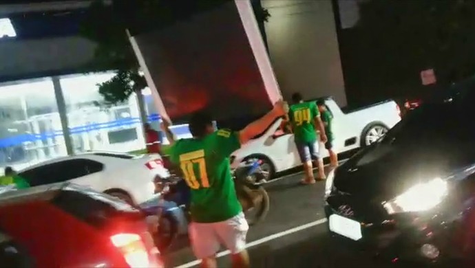 Time de futebol americano amazonense pede dinheiro em semáforo (Foto: Reprodução)