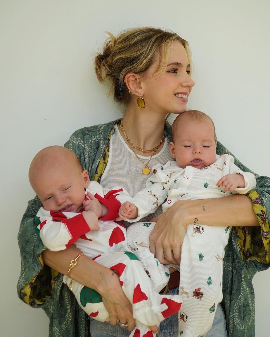 Isa Scherer com os gêmeos, Mel e Bento, de cinco meses