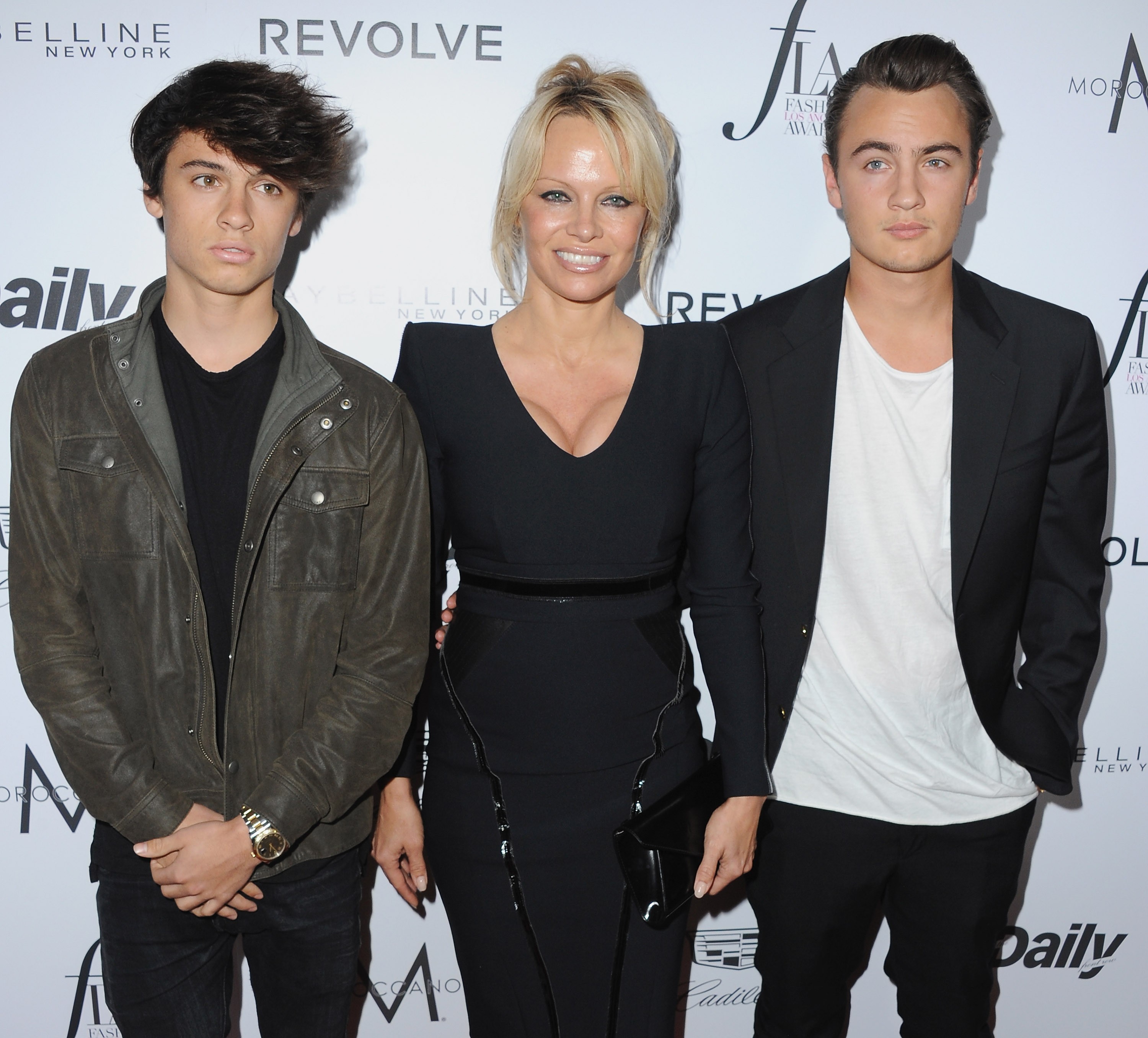 A atriz e modelo Pamela Anderson com seus dois filhos, Brandon e Dylan (Foto: Getty Images)