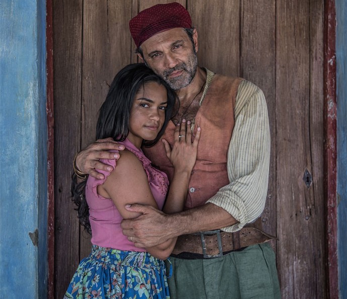 Luzia fica nervosa com a possibilidade de Santo, seu marido, reencontrar Tereza, o grande amor do fazendeiro (Foto: Caiuá Franco/ Globo)