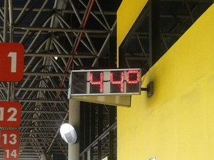 Termômetro da rodoviária chegou a marcar 44ºC nesta segunda-feira (Foto: Deovaldo Rodrigues)
