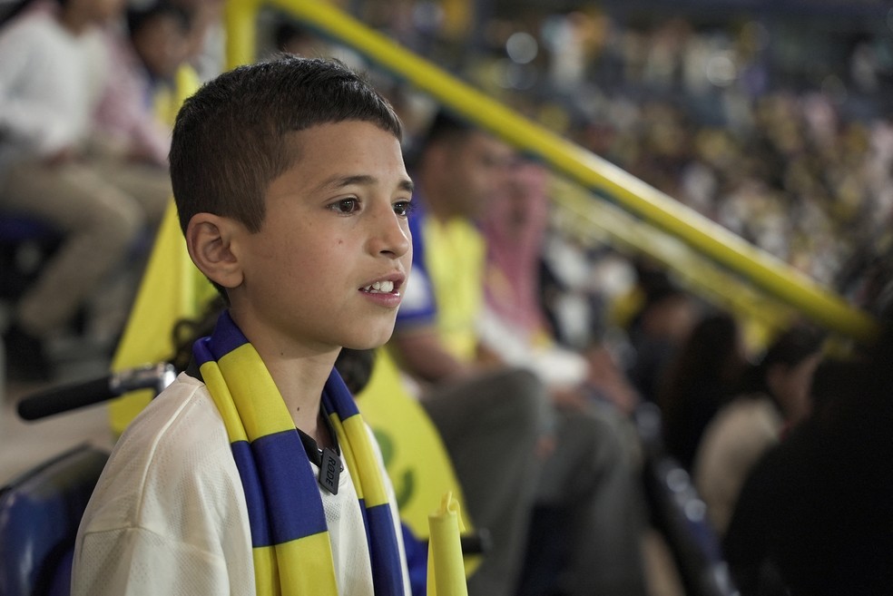 O menino sírio Nabil Saeed, que realizou seu sonho de encontrar Cristiano Ronaldo, do Al-Nasr, torce durante a partida no Marsool Park Stadium, em Riad, Arábia Saudita, em 3 de março de 2023 — Foto: REUTERS/Mohammed Benmansour