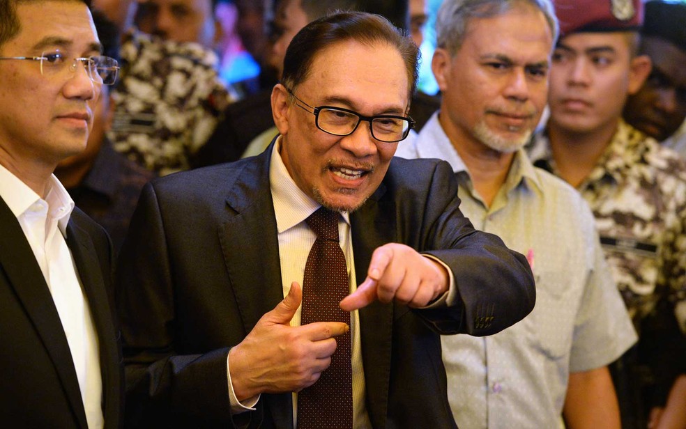 O ex-líder da oposição Anwar Ibrahim após ser libertado na Malásia (Foto: Roslan Rahman / AFP Photo)