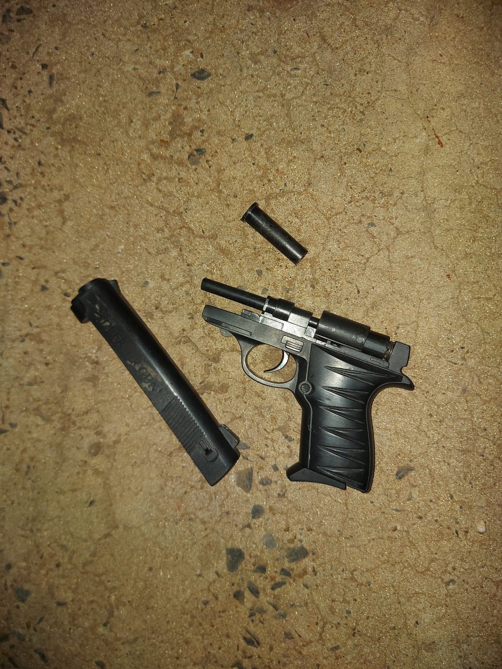 Arma de brinquedo usada pelo suspeito baleado — Foto: Polícia Militar de Mato Grosso