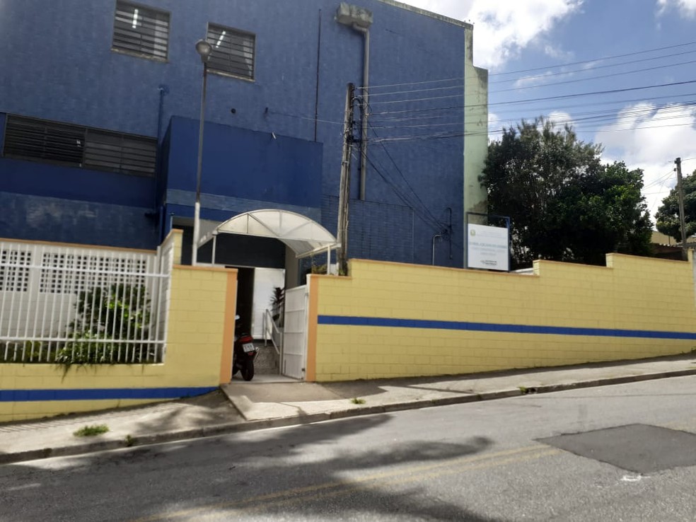 Em Mogi das Cruzes, a Escola Estadual Professor José Sanches Josende foi pintada com as cores do PSDB — Foto: Arquivo pessoal/Divulgação
