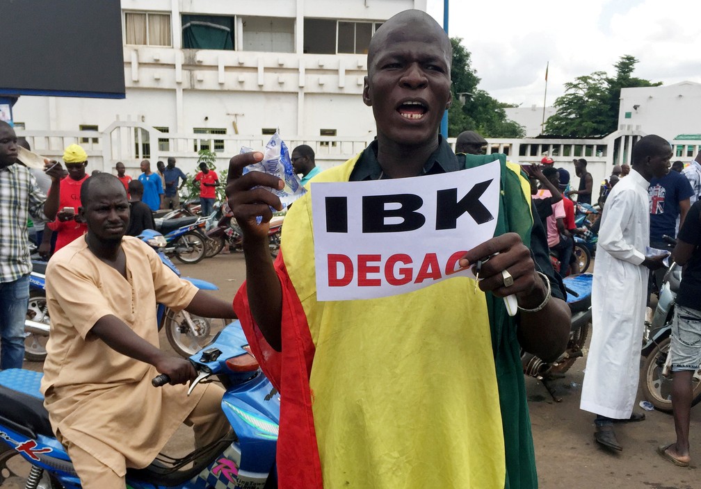 Manifestante em Bamako, capital do Mali, pede a saída do presidente Ibrahim Boubacar Keita em protesto nesta terça-feira (18) — Foto: Rey Byhre/Reuters