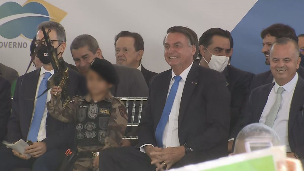 Menino de 6 anos subiu no palco e tirou fotos com presidente e ministro (Foto: Reprodução TV Globo)