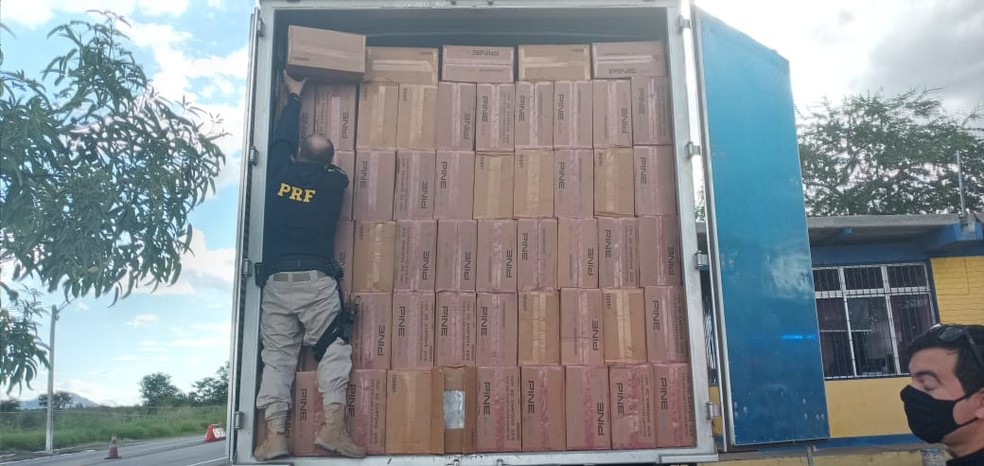 Carga com 400 mil maços de cigarros contrabandeados é apreendida no Sertão da PB — Foto: PRF-PB/Divulgação