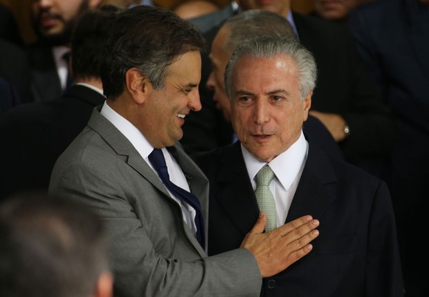 O presidente interino Michel Temer recebe cumprimentos do senador Aécio Neves na cerimônia de posse dos ministros (Foto: Marcelo Casal Jr./Agência Brasil)