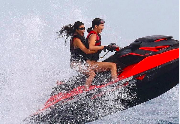 A celebrida de Kourtney Kardashian em passeio de jet ski com a irmã Kendall Jenner (Foto: Instagram)