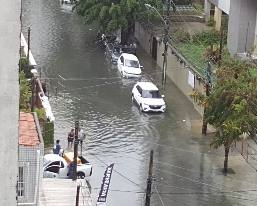 Rua alagada na Zona Sul do Recife, após temporal na quinta, 9 de fevereiro de 2023 — Foto: Reprodução/WhatsApp