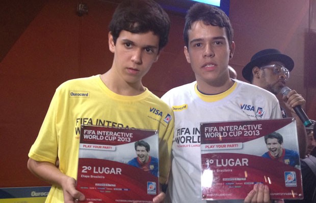 Pedro Carvalho (esq.) e Guilherme Gonzaga, finalistas do campeonato de "Fifa Soccer" (Foto: Helton Simões Gomes/G1)