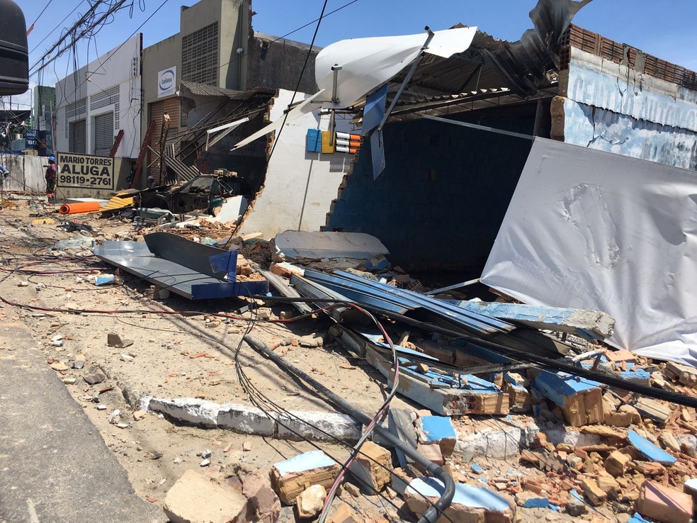 Imóveis destruídos em acidente entre ônibus e poste na Av. Governador Lamenha Filho, no Feitosa, em Maceió, AL — Foto: Adja Alvorável/g1