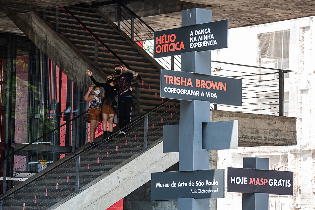 13 de outubro - Visitantes posam celebrando na escada do Museu de Arte de São Paulo Assis Chateaubriand, o Masp, na Avenida Paulista, no primeiro dia de reabertura do espaço após de meses de quarentena motivada pela pandemia — Foto: Fábio Tito/G1