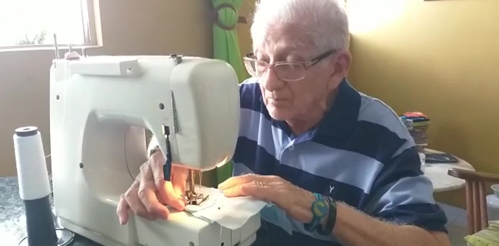 Raymundo Guedes Gondim tem 89 anos e tem produzido máscaras para distribuir em comunidades de Pernambuco — Foto: Alexandre Gondim/Divulgação